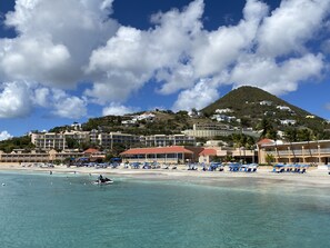 Plage, sable blanc, cabines gratuites, chaises longues