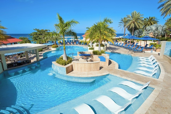 3 outdoor pools, pool umbrellas, sun loungers