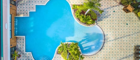 Piscine intérieure, parasols, chaises longues