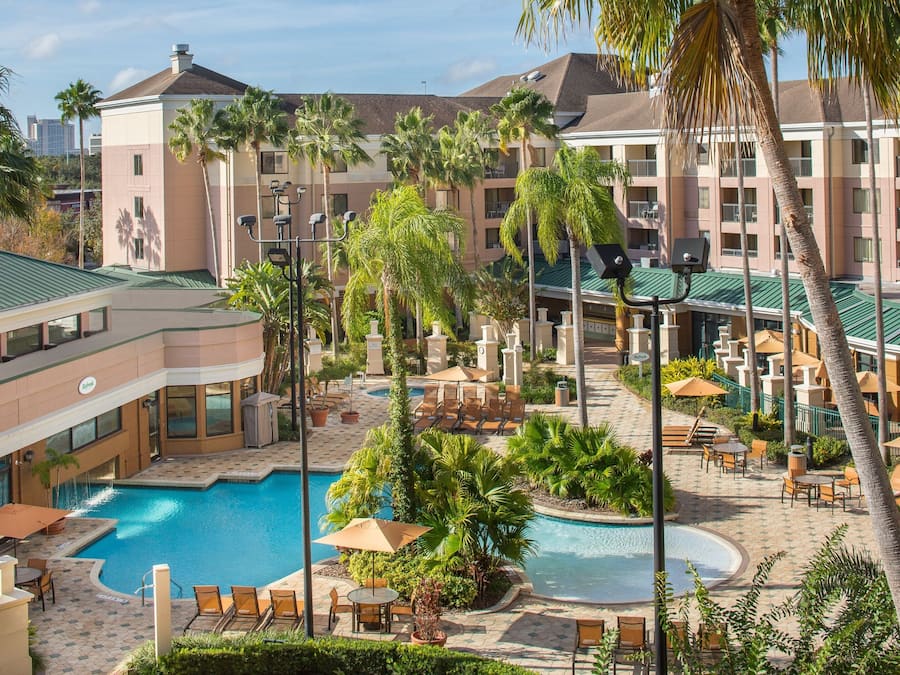 Een binnenzwembad, 3 buitenzwembaden en parasols bij het zwembad