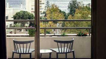 Kamar Double atau Twin Superior | Seprai premium, tempat tidur Select Comfort, brankas, dan meja kerja