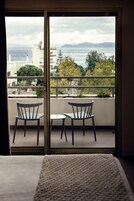 高级双人房或双床房 | 高档床上用品、Select Comfort 床、客房内保险箱、办公桌