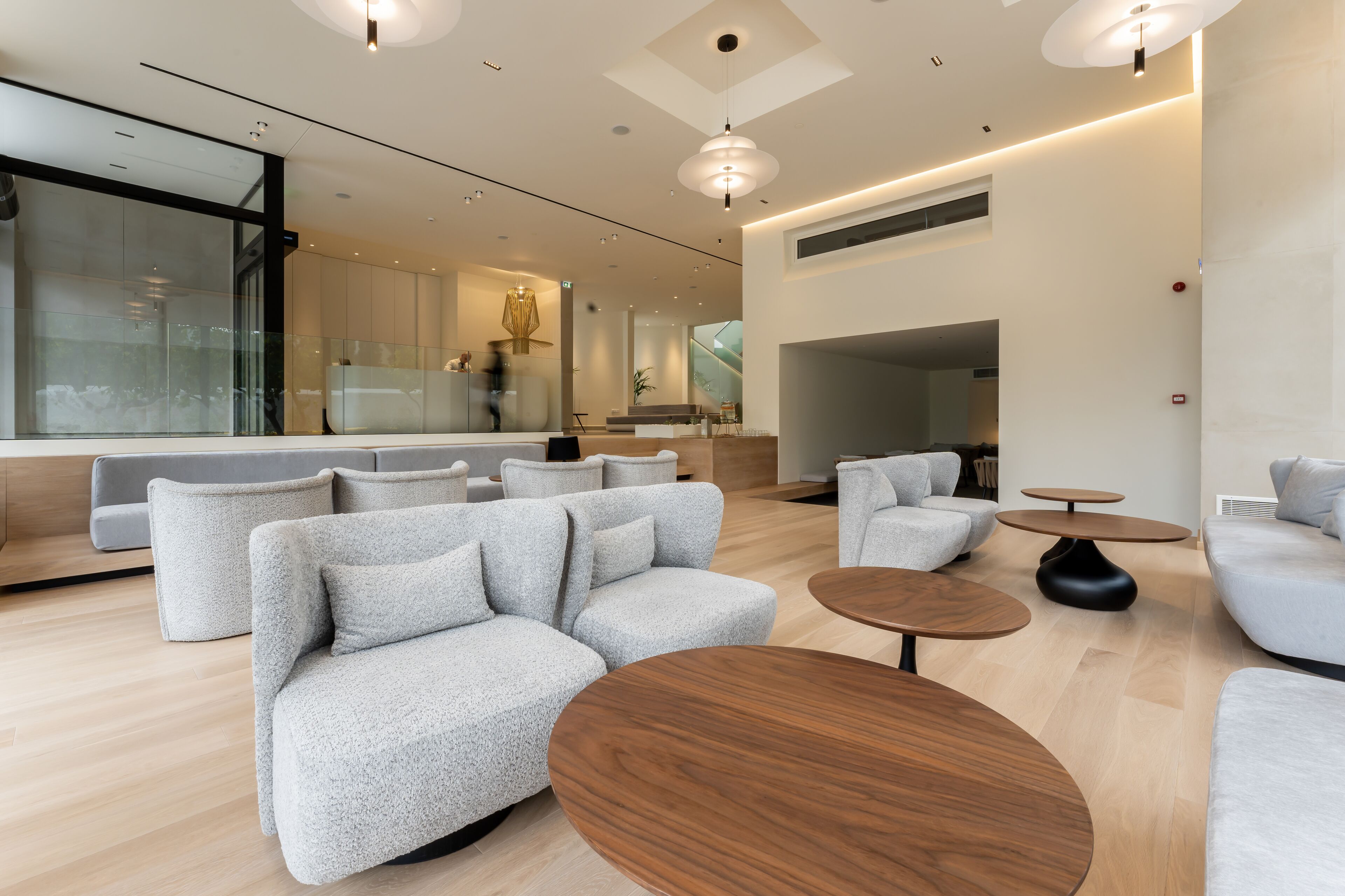 Un salon moderne avec un canapé, une table basse et une cheminée.