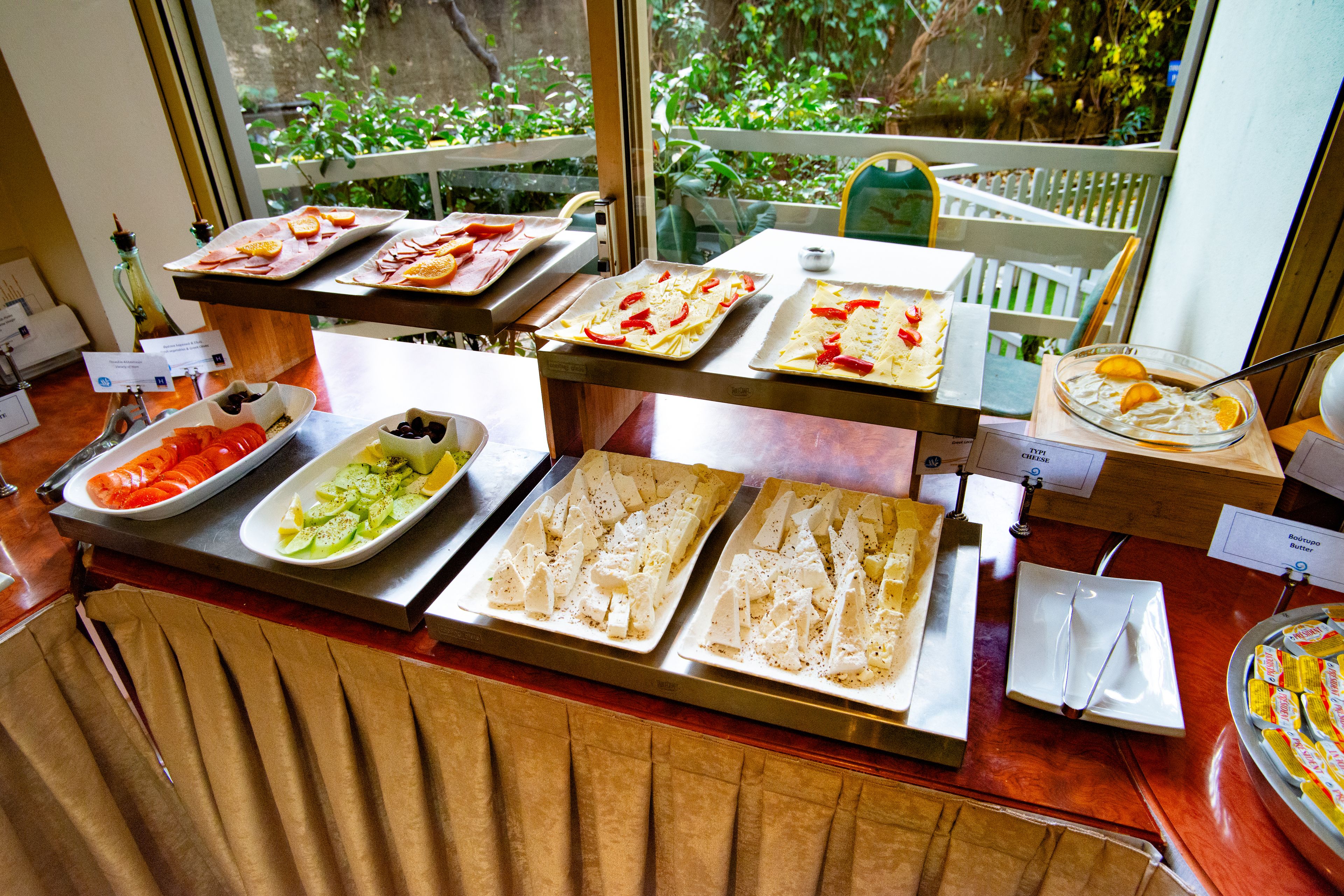 Ein reichhaltiges Buffet mit Speisen und Blick auf Grünflächen.