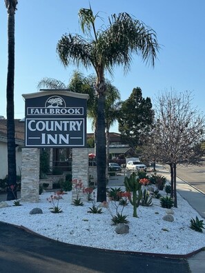 Property entrance - Fallbrook Country Inn (Fallbrook)