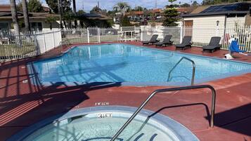 Een buitenzwembad en parasols bij het zwembad