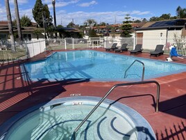 Una piscina al aire libre, sombrillas