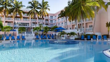 Een buitenzwembad, zwembadcabana's (toeslag) en ligstoelen