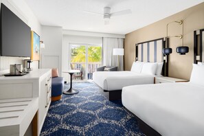 Chambre, 2 grands lits, balcon, vue sur la piscine | Literie de qualité, couette en duvet, coffre-fort, bureau