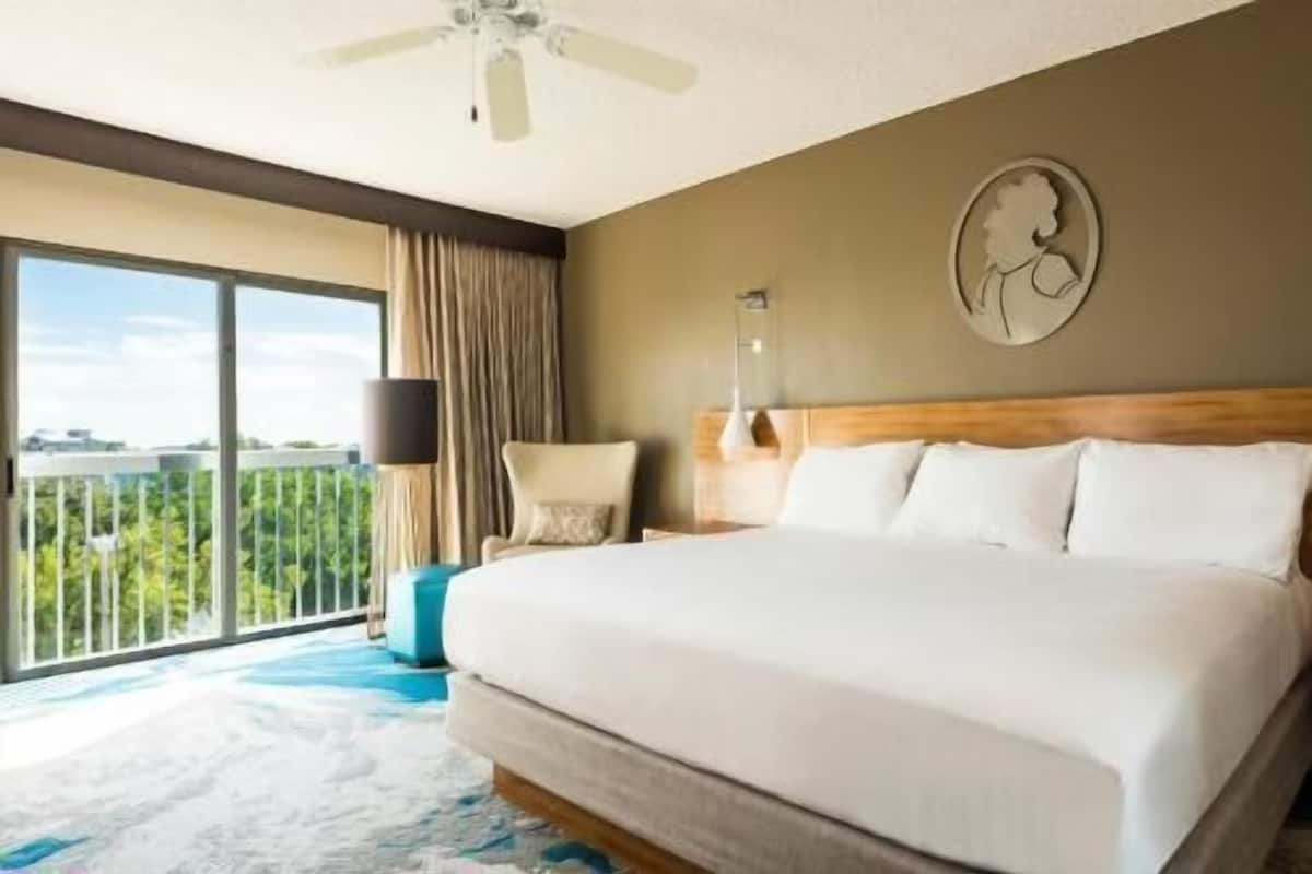 Bộ đồ giường cao cấp, chăn bông, két bảo mật tại phòng, bàn