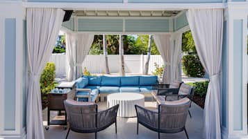 Outdoor pool, open 7:00 AM to 11:00 PM, cabanas (surcharge)