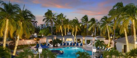 Piscina externa, funciona das 7h às 23h, barracas, espreguiçadeiras