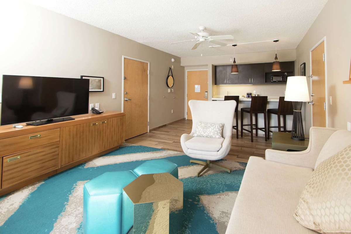 suite, one king bed, pool view | premium bedding, down duvets, in-room safe, desk