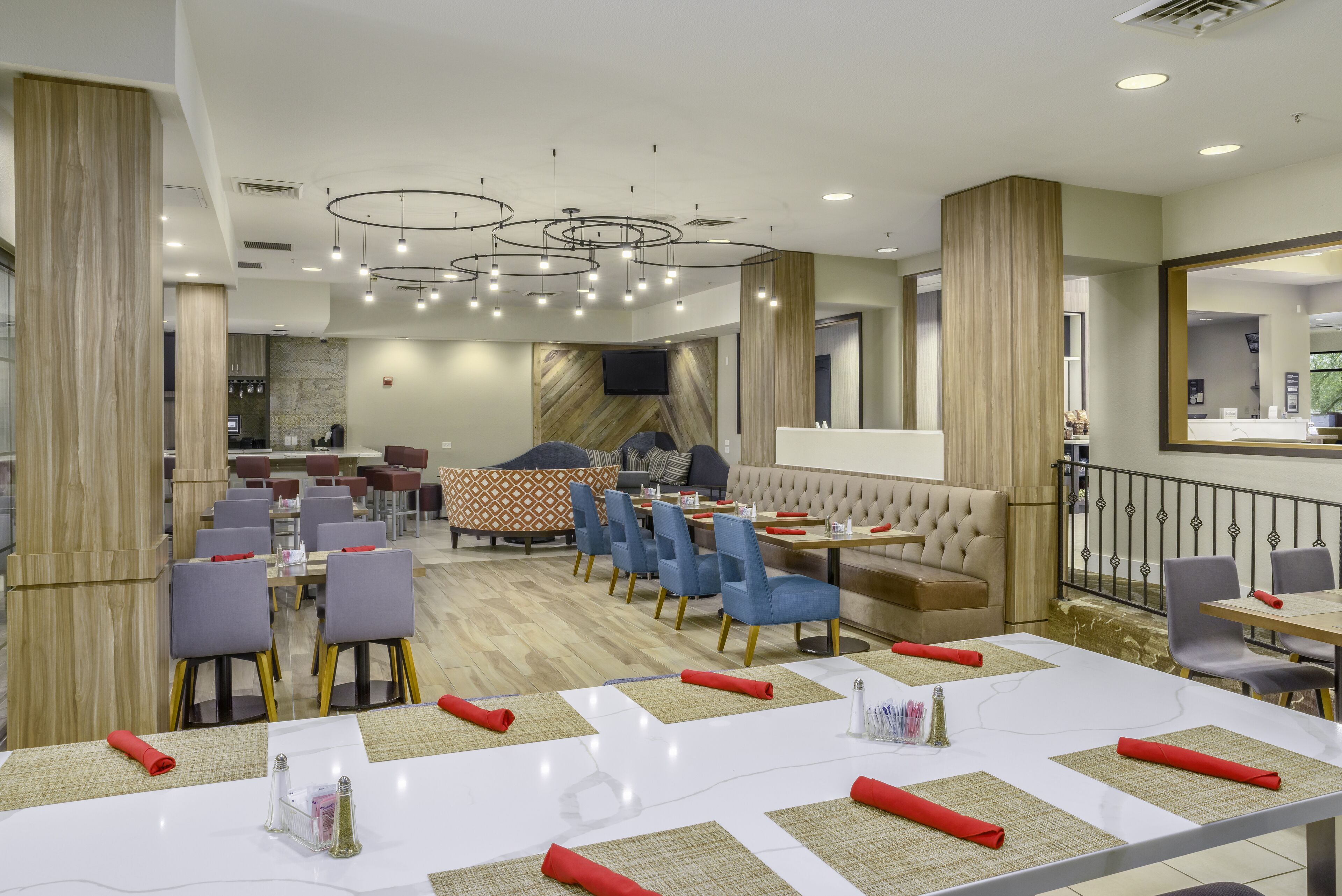 供应早餐和晚餐，美洲菜