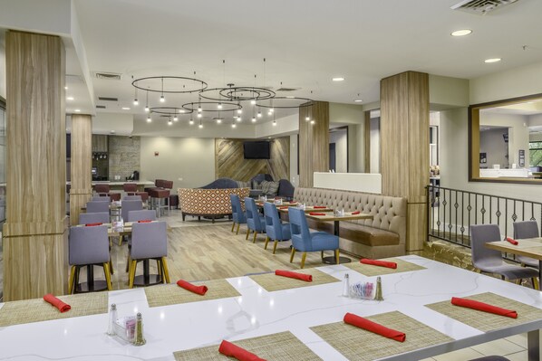 Breakfast and dinner served, American cuisine - Hilton Garden Inn Phoenix Airport (Phoenix)