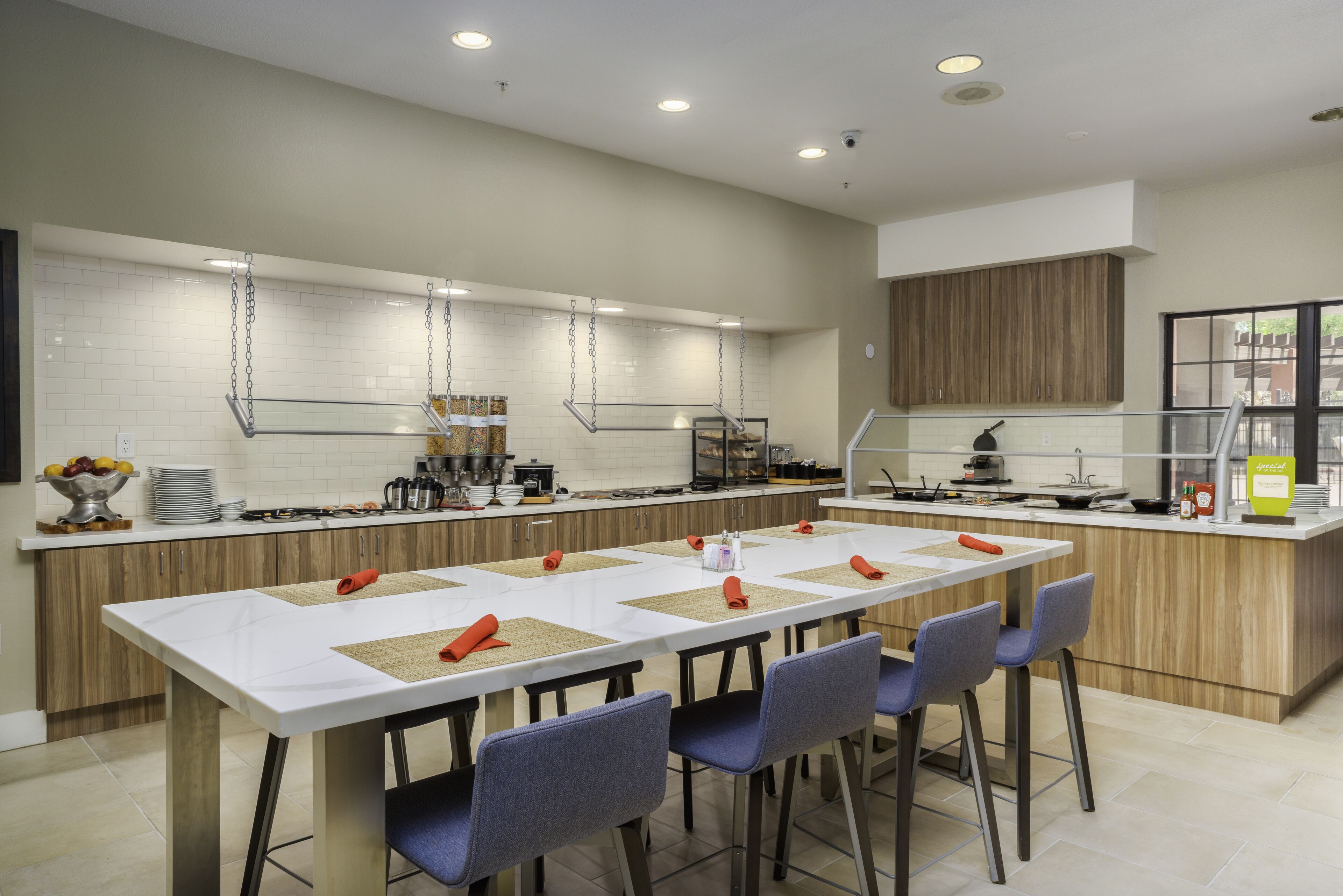 breakfast and dinner served, american cuisine