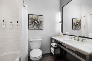 2 Queen Beds w/ Tub | Bathroom | Free toiletries, hair dryer, towels - Hilton Garden Inn Phoenix Airport (Phoenix)