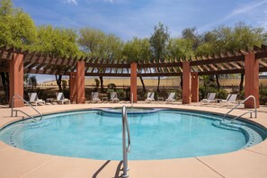 Outdoor pool - Hilton Garden Inn Phoenix Airport (Phoenix)