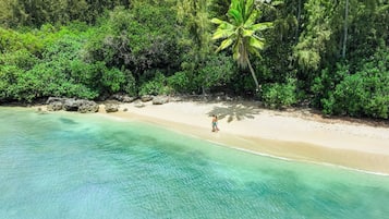 Am Strand, Sonnenschirme, Strandtücher, Schnorcheln