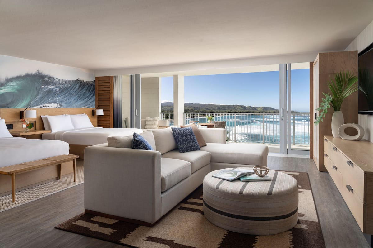 Suite, 2 Queen Beds, Lanai, Oceanfront (Mobility/Hearing Access, Roll-in Shwr) | Literie hypoallergénique, couette en duvet d'oie