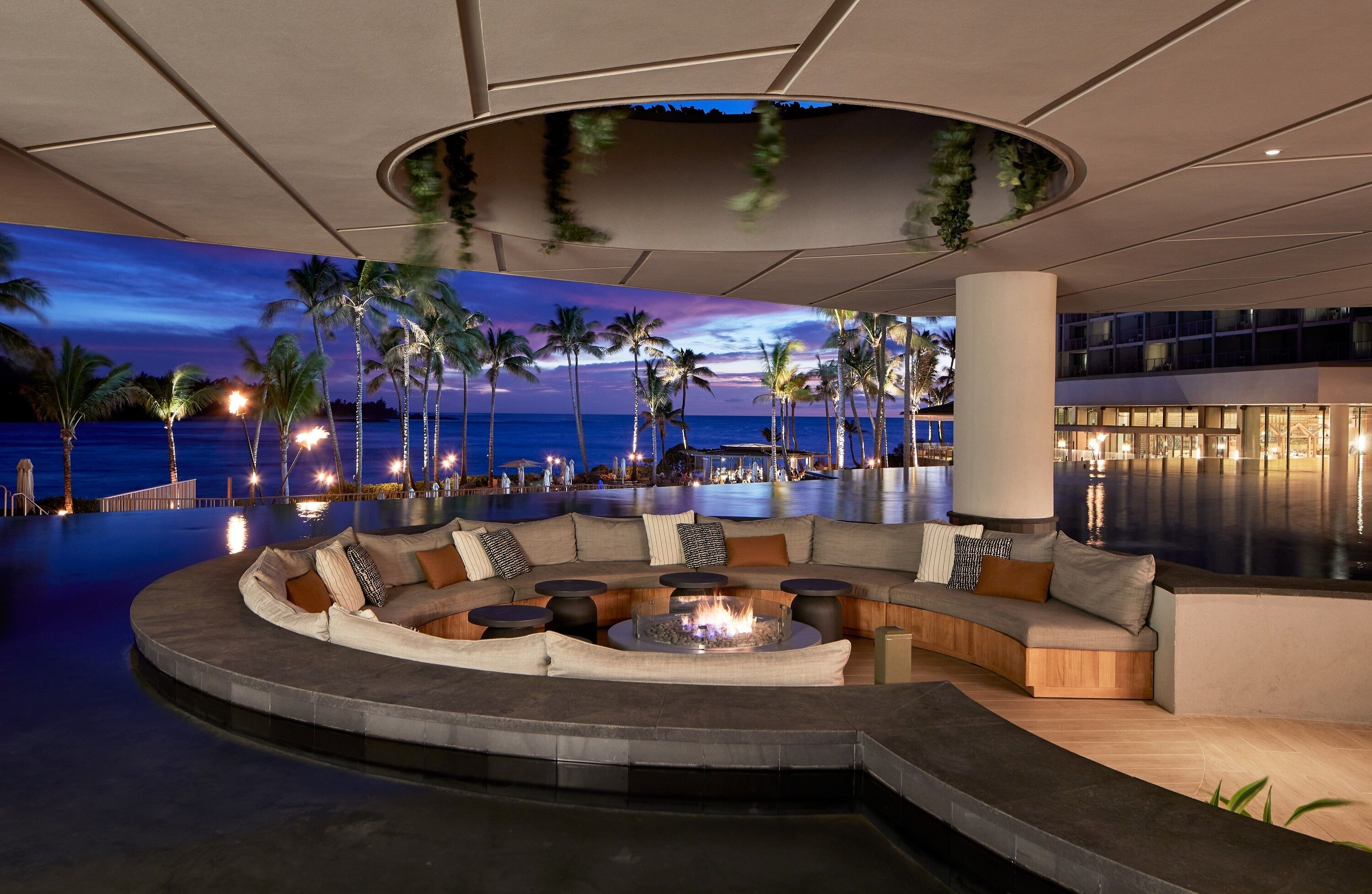 Lobby lounge, ocean views, open daily