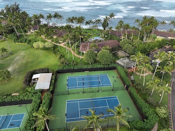 Tennis court at The Ritz-Carlton O