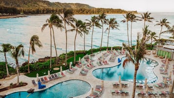 5 piscinas al aire libre, camas de piscina con cargo, sombrillas