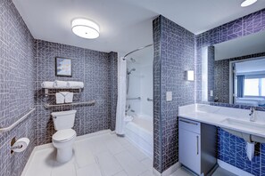 Tina con regadera, amenidades de baño gratuitas, secadora de cabello 