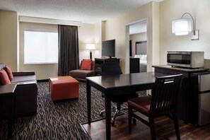 Suite, 1 King Bed, Non Smoking | Living area