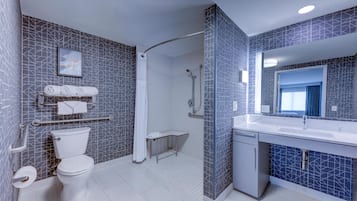 Un baño moderno con inodoro, ducha y lavamanos.