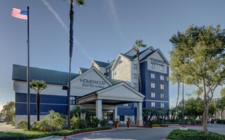 Un hotel dal design moderno, con un ingresso ben visibile e un'asta sventolante con la bandiera americana.