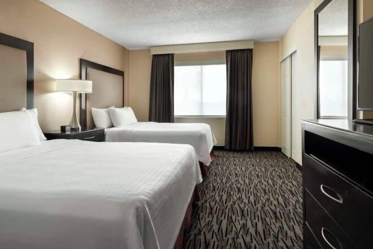 Muebles diferentes, escritorio y espacio para trabajar con laptop