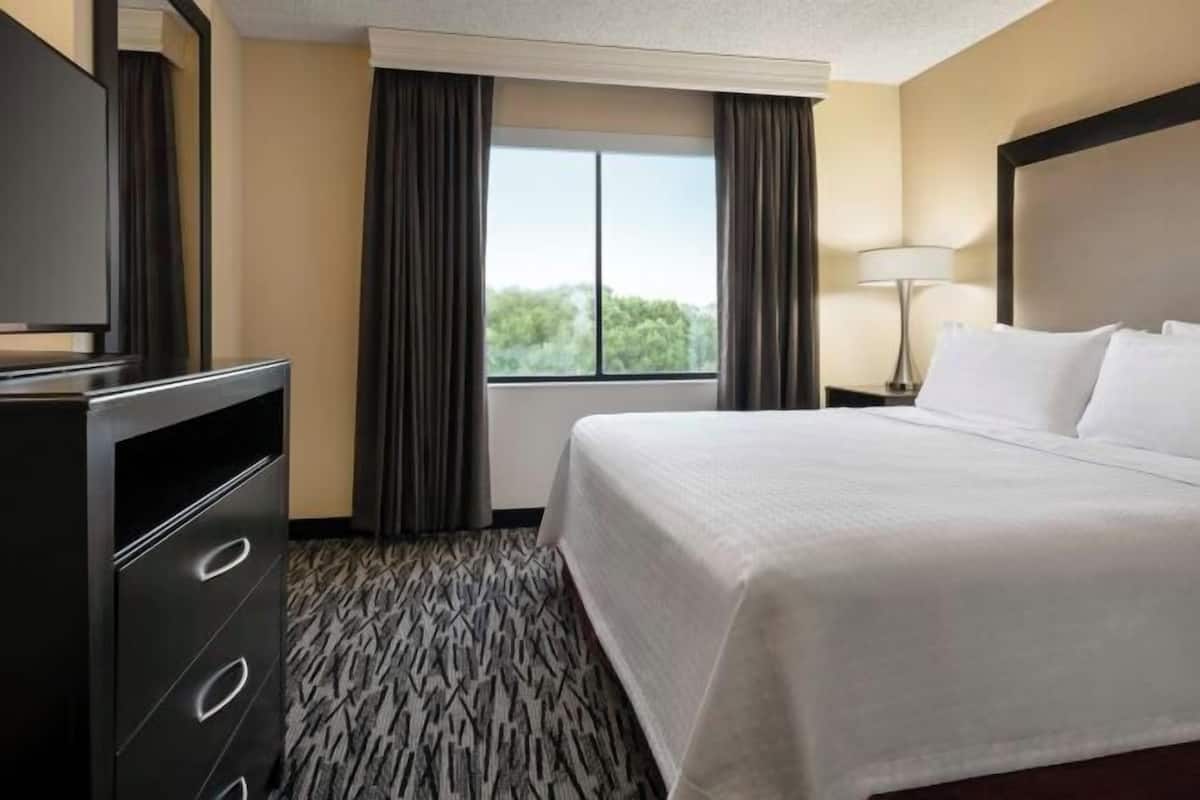 Muebles diferentes, escritorio y espacio para trabajar con laptop