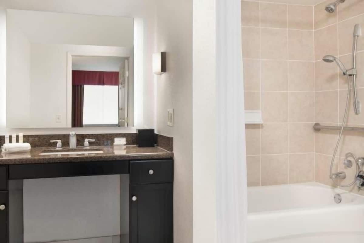 Bañera con ducha, artículos de tocador gratuitos, secador de pelo