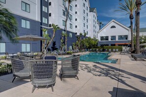 Outdoor pool, sun loungers - Homewood Suites by Hilton Anaheim-Main Gate Area (Garden Grove)
