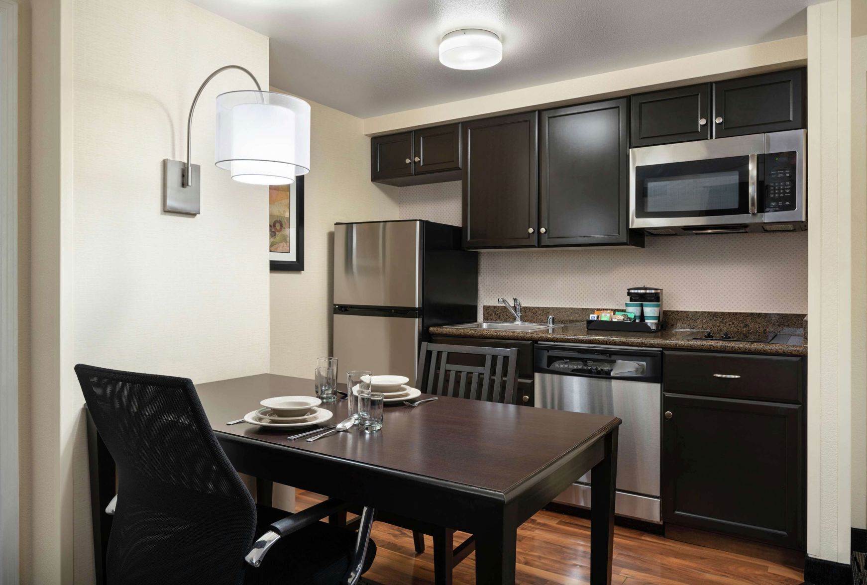 Private kitchen | Full-size fridge, microwave, stovetop, coffee/tea maker