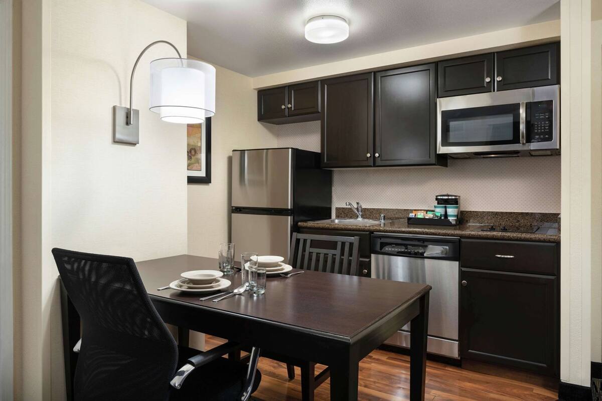 Private kitchen | Full-size fridge, microwave, stovetop, coffee/tea maker
