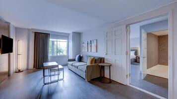 Suite, 2 grands lits, accessible aux personnes à mobilité réduite, non-fumeurs (Roll-in Shower) | Coin séjour | Télévision à écran plat de 32 pouces avec chaßnes par cùble, télévision