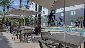 Piscine extérieure, chaises longues