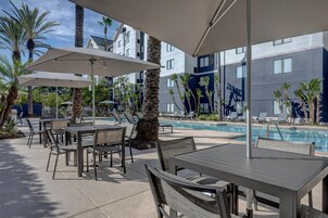 Una piscina al aire libre, tumbonas