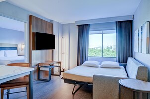 Muebles diferentes, escritorio y espacio para trabajar con laptop 