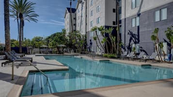 Piscina externa, espreguiçadeiras