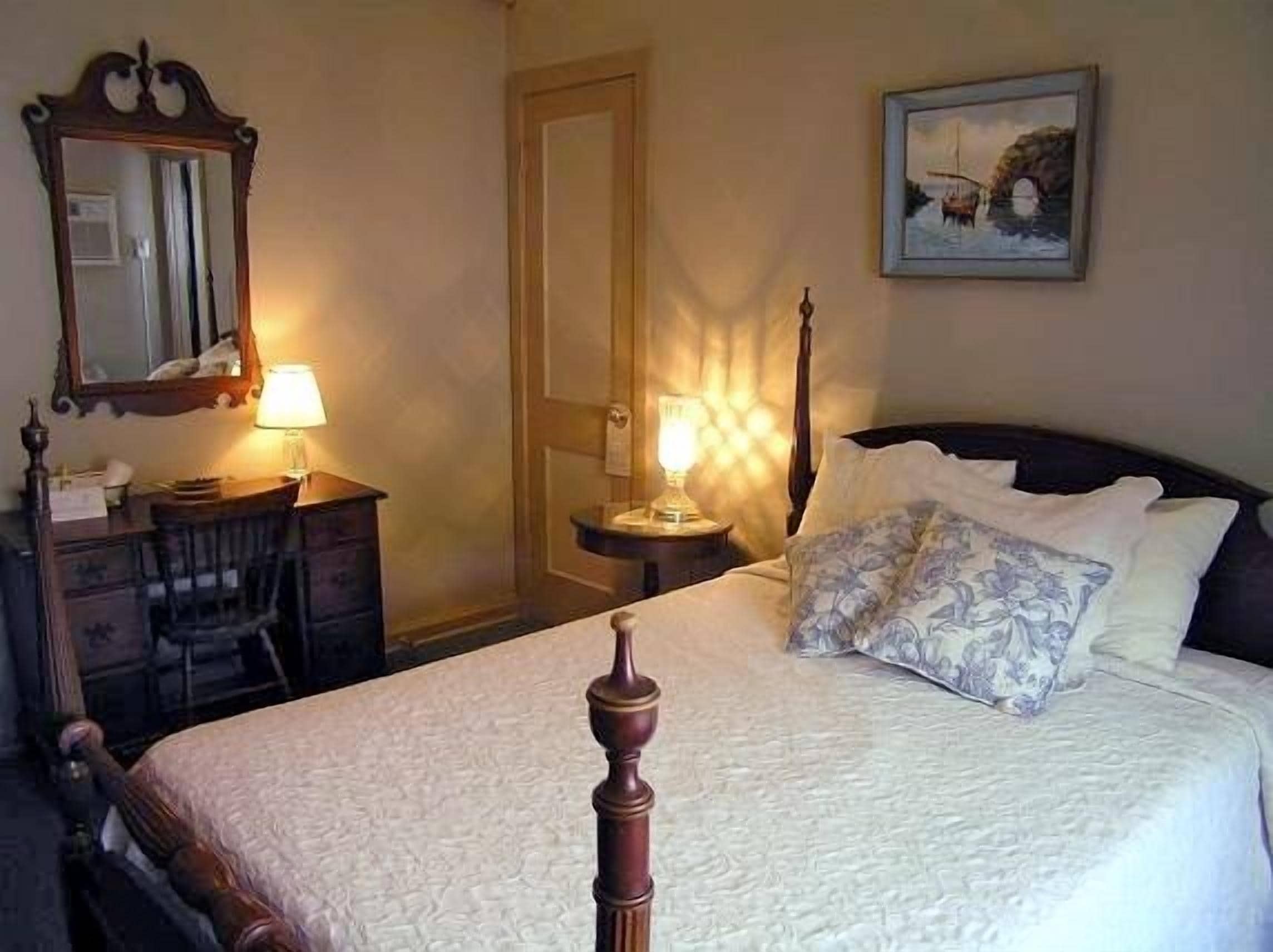 standard room, 1 queen bed | individually decorated, individually furnished, iron/ironing board