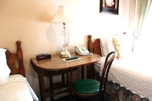 Individually decorated, individually furnished, iron/ironing board - The Inn on Third (St. Petersburg)
