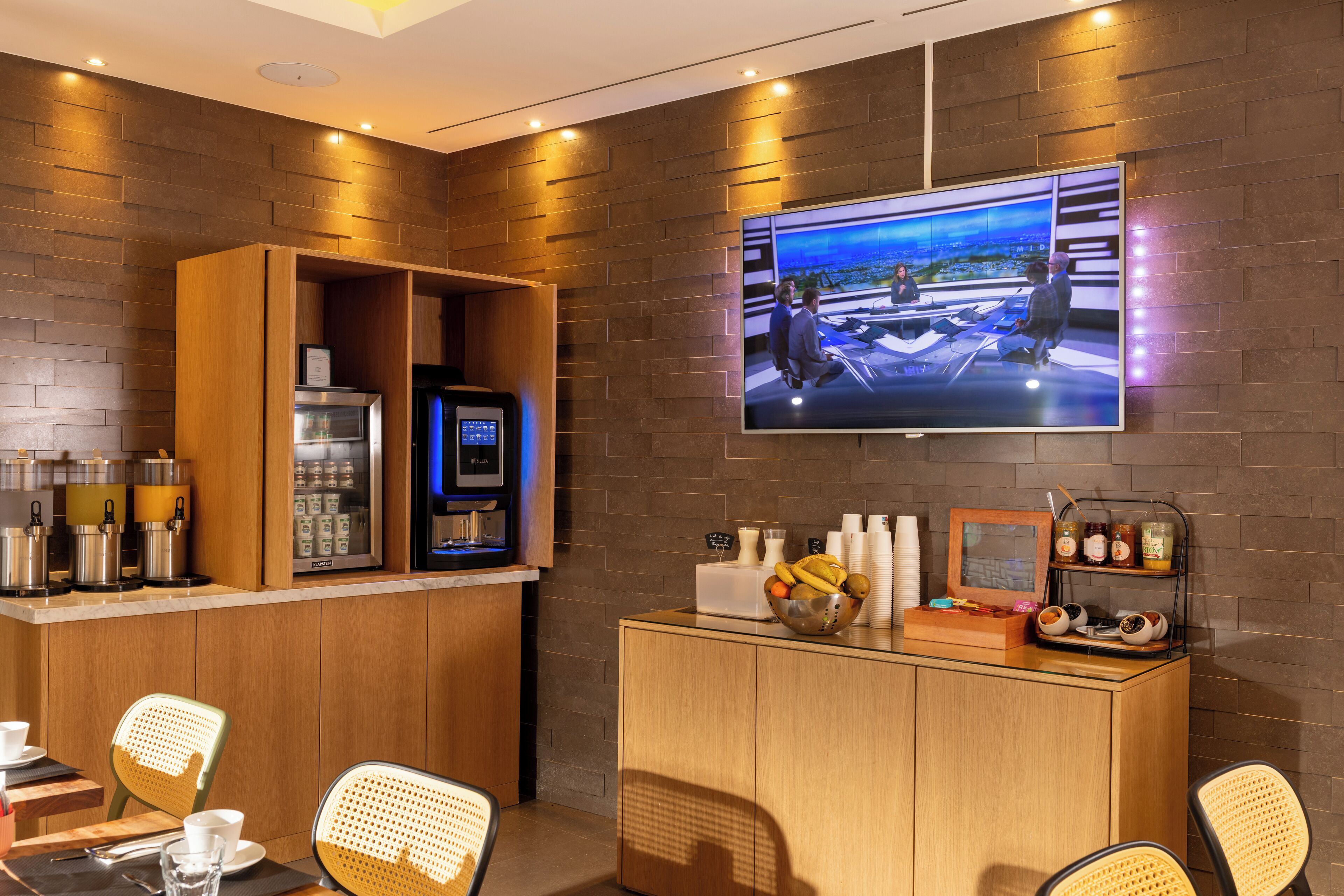 Desayuno buffet diario (EUR 13 por persona)