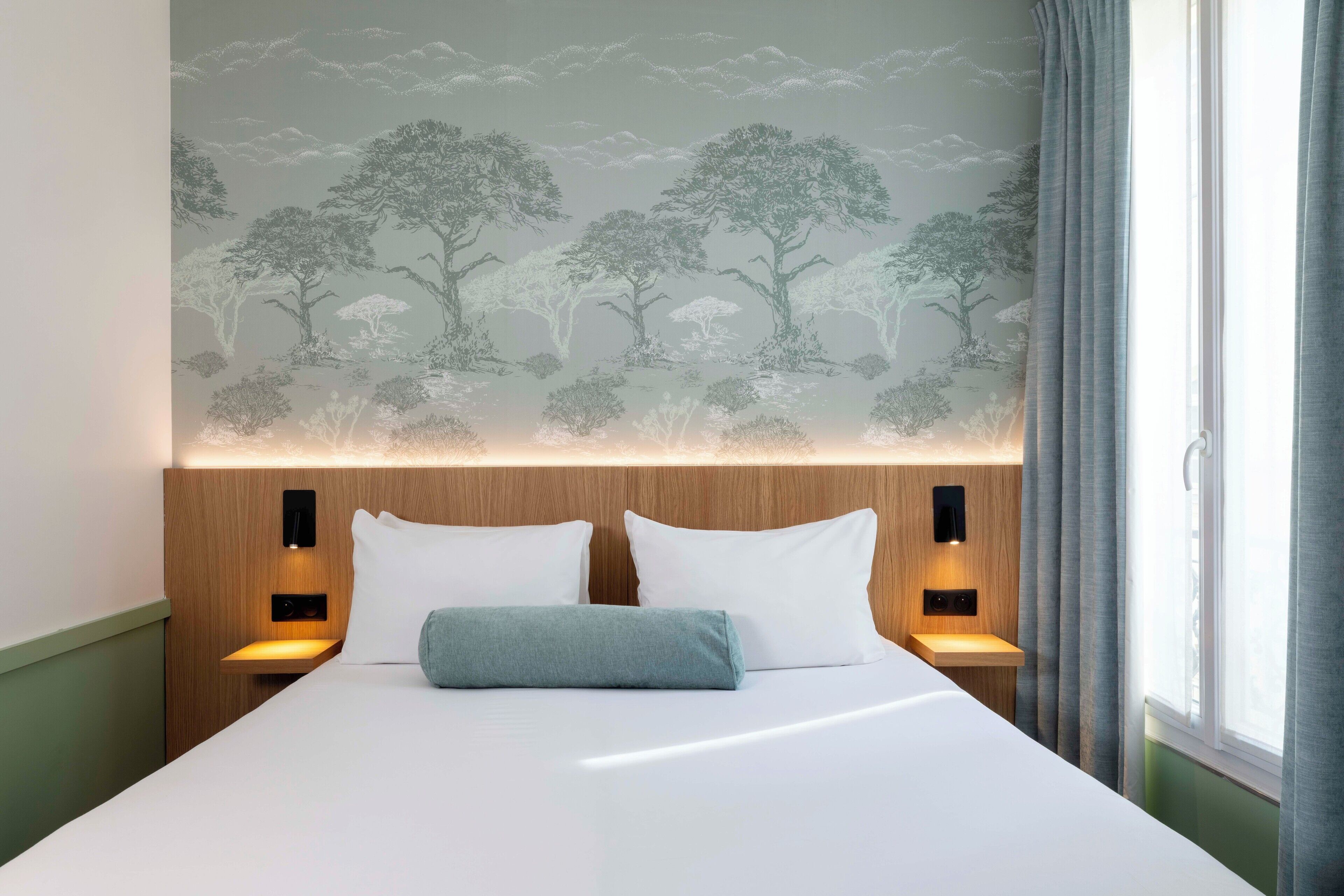 superior double room | in-room safe, individually decorated, individually furnished, desk