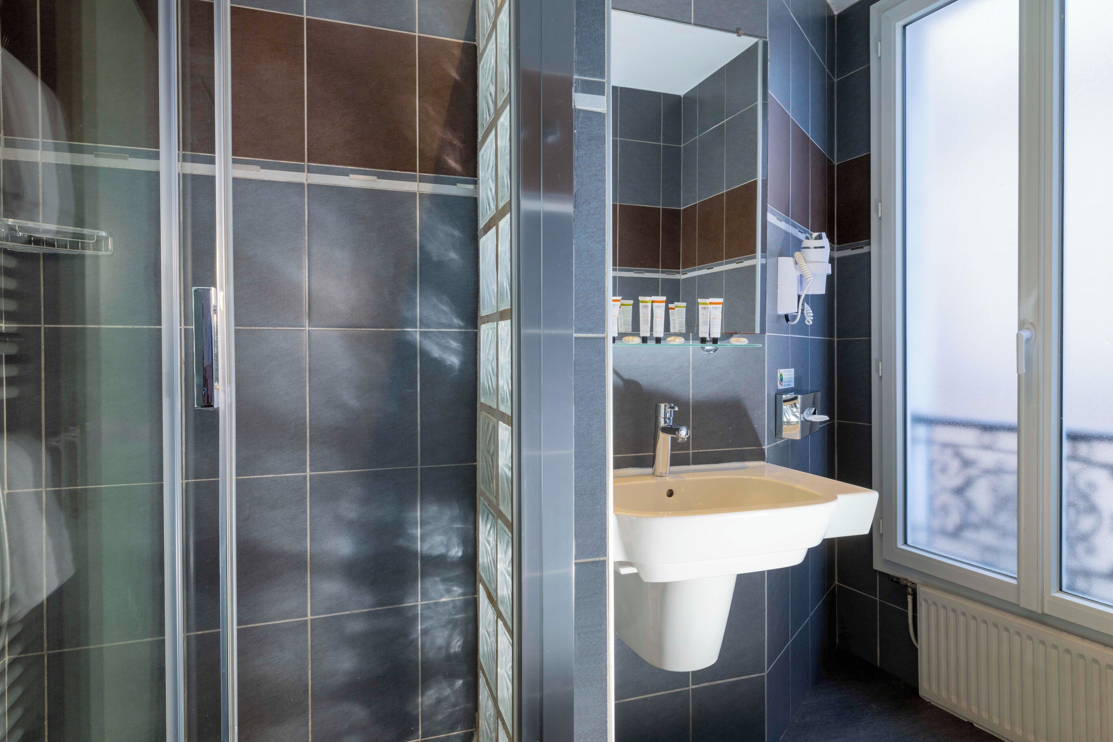 triple room | bathroom | shower, free toiletries, hair dryer, slippers