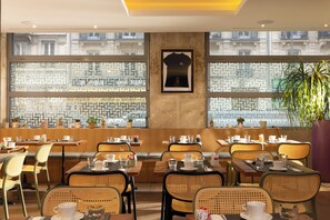 Tägliches Frühstücksbuffet (13 EUR pro Person)