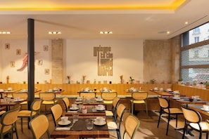 Desayuno buffet diario (EUR 13 por persona)