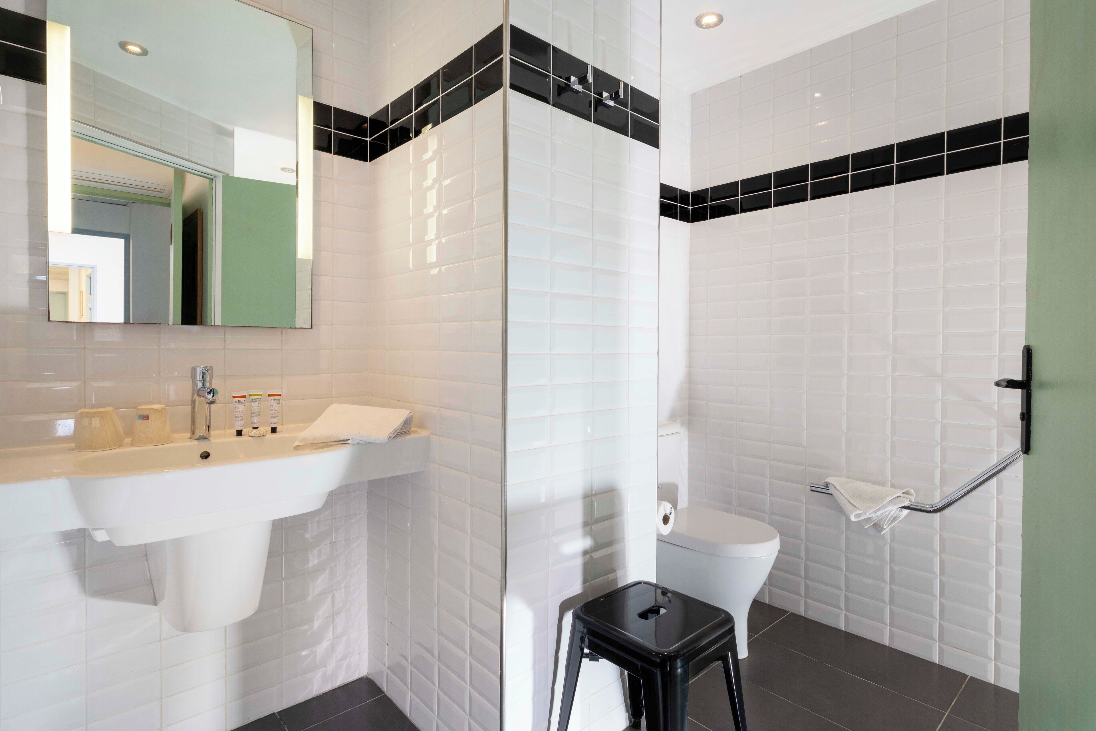 Superior-herbergi fyrir tvo, tvö rúm | Baðherbergi | Sturta, snyrtivörur án endurgjalds, hárblásari, inniskór